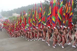 Hàng vạn người thành kính dâng hương tưởng nhớ Vua Hùng