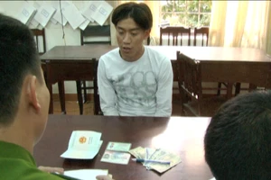 Nghĩ bị nhìn đểu, đánh người rồi cướp tài sản