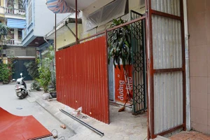 Lắp lồng sắt quanh nhà sau 20 lần bị ném 'bom bẩn'