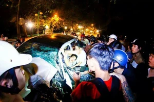 Tài xế mắc kẹt trên ghế lái sau khi xe đâm nát gốc cây