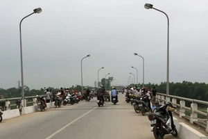 Ném xe đạp xuống sông Lam rồi nhảy cầu tự vẫn