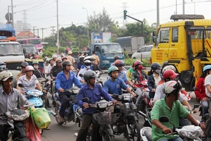 Xe chở gạch men làm "loạn", quốc lộ ùn tắc kéo dài