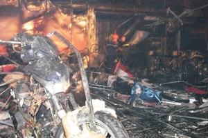 Lửa thiêu trụi hàng trăm xe máy ở Bình Dương