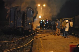 Tàu hỏa bốc cháy dữ dội khi đang dừng đón khách
