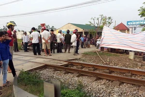 Đi cắt cỏ về, một phụ nữ bị tàu hỏa cán đứt làm đôi