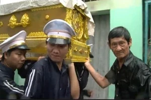 40 năm lo "áo quan" cho người chết 'mồ côi' 