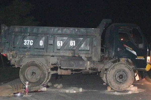 Dừng xe nghe điện thoại, nam sinh viên bị xe tải cán chết