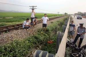 Người phụ nữ bị tàu hỏa kéo lê 150 m
