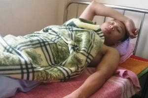 Xe chở văn công nổ lốp, 5 người gặp nạn