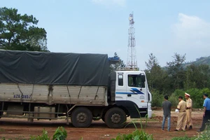 Vượt thoát trạm cân, xe quá tải đụng xe cảnh sát