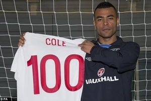 Ashley Cole tuyên bố giã từ tuyển Anh