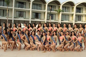 Người đẹp Hoa hậu Đại Dương diện bikini bên bể bơi