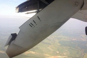 Máy bay rớt cánh giữa không trung