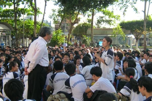 Báo động tình trạng nữ sinh bỏ nhà đi bụi vì... facebook