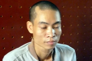 Cặp tình nhân chuyên bịt khẩu trang, mang găng tay đi trộm