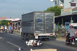 Xe container cán ngang, hai cô gái thiệt mạng