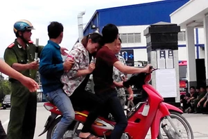 Hàng trăm công nhân ở công ty giầy Hong Fu - Thanh Hóa lại ngất xỉu vì "mùi lạ"