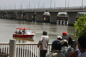 Một người đàn ông nhảy cầu tự vẫn