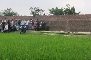 Phát hiện xe ôm bị cắt cổ bên đường