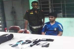 Mang súng, roi điện chở bạn gái mới đi dằn mặt tình cũ