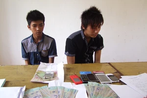 Bắt khẩn cấp 2 đối tượng lừa đảo công nghệ cao