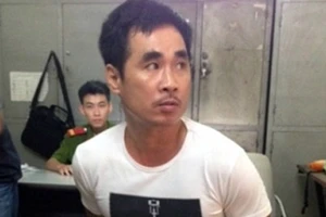 Ép bạn gái mới quen khoả thân suốt đêm