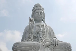 Tượng Bồ tát bằng đá trắng lớn nhất Việt Nam