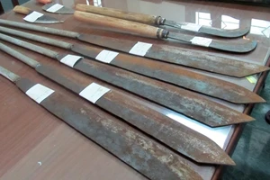 Nhóm chăn dắt gái giấu nhiều dao kiếm trong phòng trọ