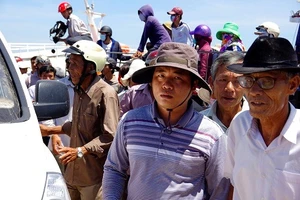 Hàng nghìn người Lý Sơn đón thi thể ngư dân bị tàu lạ đâm