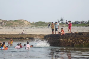 Bé gái ở Lý Sơn trượt chân xuống hố sâu chết đuối