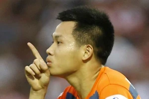 Tiền vệ Phan Anh Tuấn của đội Ninh Bình bị bắt