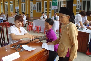 Cụ bà cô đơn cao gấp 5 lần cụ ông