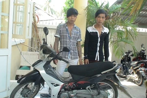 Ngủ ngoài vỉa hè, bị rạch túi lấy trộm toàn bộ tài sản