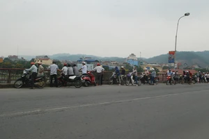 Thi thể nam giới nổi ven bờ sông Hồng