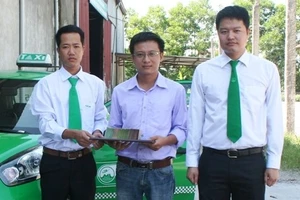 Để quên nửa tỉ đồng trên xe taxi