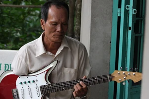 Xem Thầy đờn một tay độc tấu ghita phím lõm