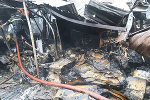 Vựa phế liệu bốc cháy, học sinh mầm non hoảng loạn