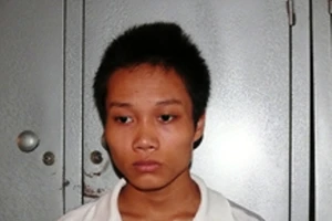 Chặn xe học sinh lớp dưới để cướp tài sản