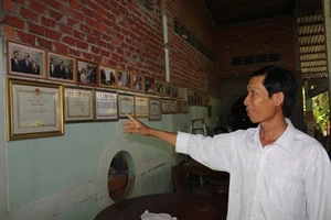 Gặp nông dân xây đền thờ Bác Hồ tại nhà