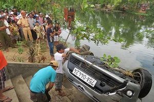 Ô tô bốn chỗ lao xuống sông