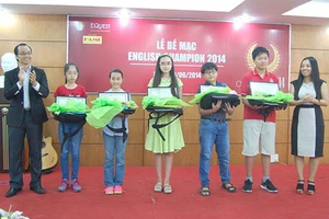 TP.HCM: Trao giải cho các nhà vô địch English Champion 2014