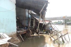 Hậu Giang: Cận cảnh hàng chục căn nhà sập xuống sông