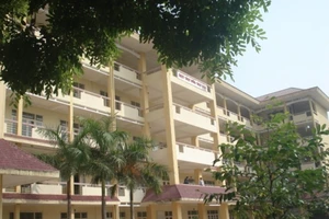 40 học viên nộp 1 tỷ đồng chống trượt cao học