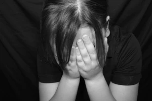 Bỏ nhà đi "sống tự lập", bé gái 12 tuổi bị bạn chat cưỡng bức