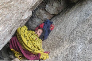 Phát hiện người đàn ông sống trong hang đá