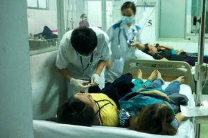 Ăn bánh ướt, hàng chục công nhân nhập viện