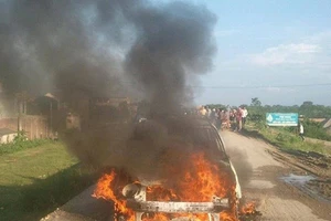 Đang chạy, xe Kia Morning bất ngờ cháy rụi trơ khung