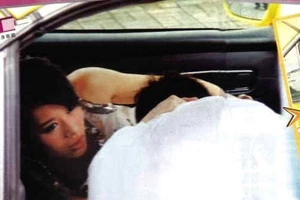 Sao Hoa ngữ bị dính bê bối 'mây mưa' nơi công cộng