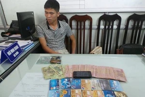 Bắt người Trung Quốc in thẻ ATM giả rút hơn 100 triệu đồng