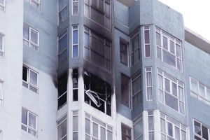 Cháy tầng 22 cao ốc Sài Gòn, trăm người tháo chạy